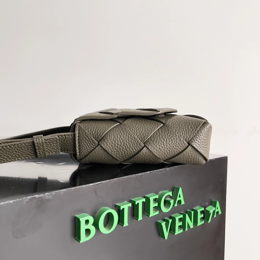 Batch 1860 BOTTEGA VENETA new Diago crossbody bag The diagonally built dynamic silhouette shows unique ingenuity. As a member of the B family's early autumn series, it uses the highest quality calfskin. The entire bag is softer, thicker and heavier, and durable. It is equipped with an adjustable strap. The texture of the 3cm wide leather strap is very similar to the litchi pattern. It is slightly stiffer than the litchi pattern. It is low-key, luxurious and full of connotation. It is refreshing and comfortable to match the upper body. Hu Yitian was also successfully captured by it. Style number: 795637 Size: 22.5*16.5*5.5cm